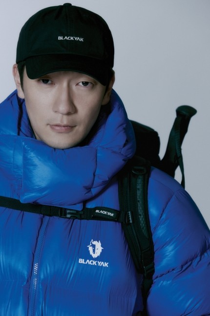 IU and Son Suk-Ku Greet Winter with Black Yak | DIPE.CO.KR