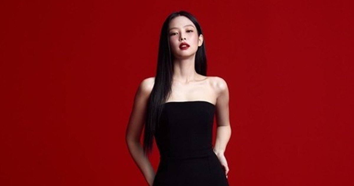 BLACKPINK's Jennie Stuns in a Little Black Dress and Red Lips | DIPE.CO.KR