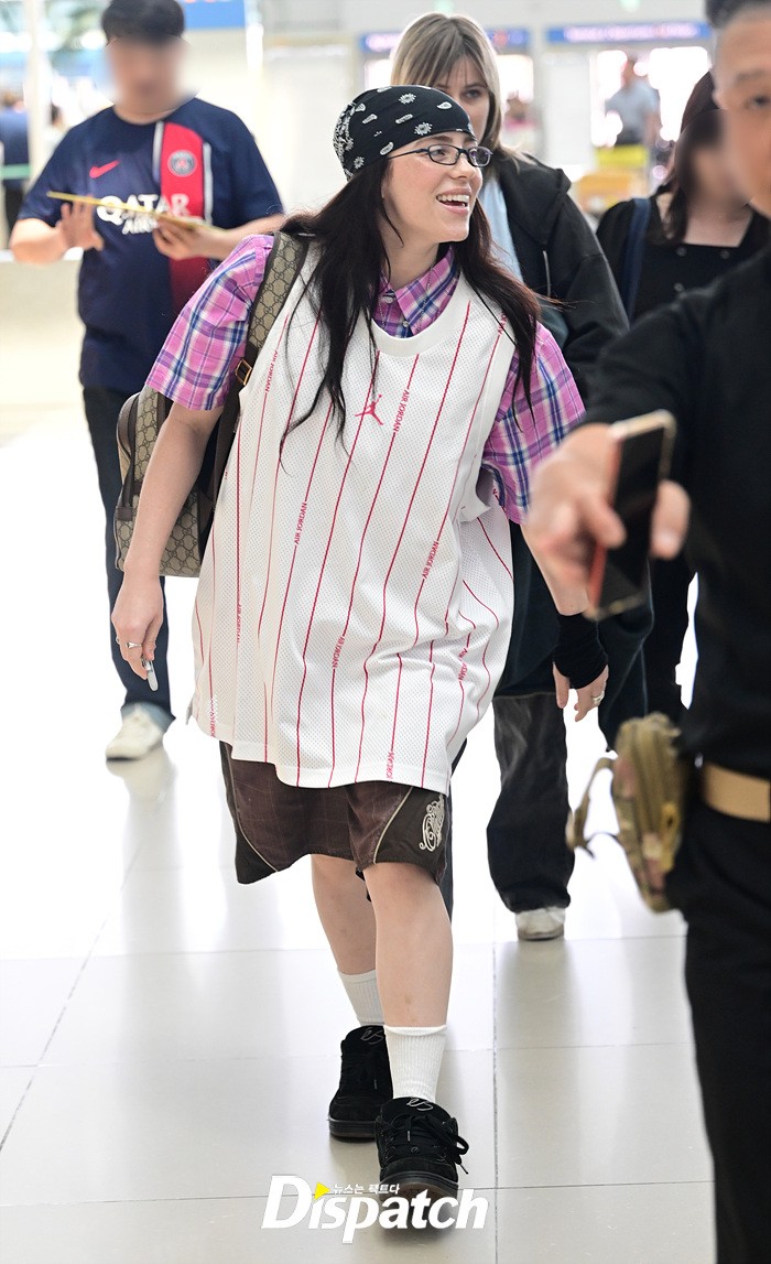 Goodbye Korea Billie Eilish Departs With A Bright Smile DIPE CO KR Goodbye Korea Billie Eilish Departs With A Bright Smile DIPE CO KR