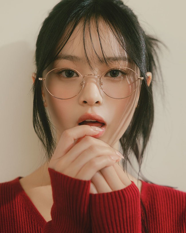 NewJeans Reveals Photoshoot 'Can't Take My Eyes Off You