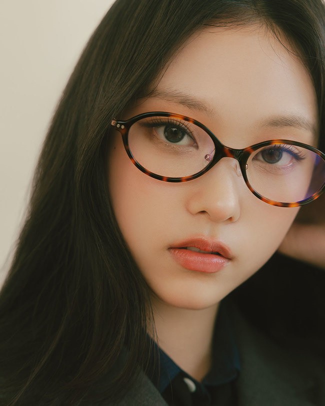 NewJeans Reveals Photoshoot 'Can't Take My Eyes Off You
