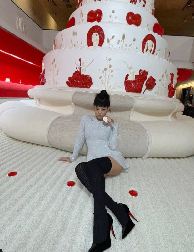 Jennie Flaunts Perfect Figure in a Mini Dress | DIPE.CO.KR