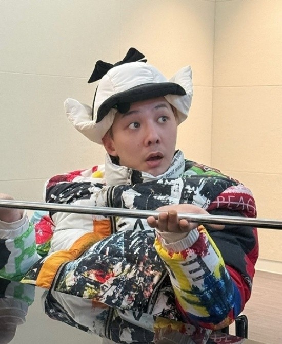 G-Dragon Rocks Pilot Cap with Mismatched Fashion | DIPE.CO.KR