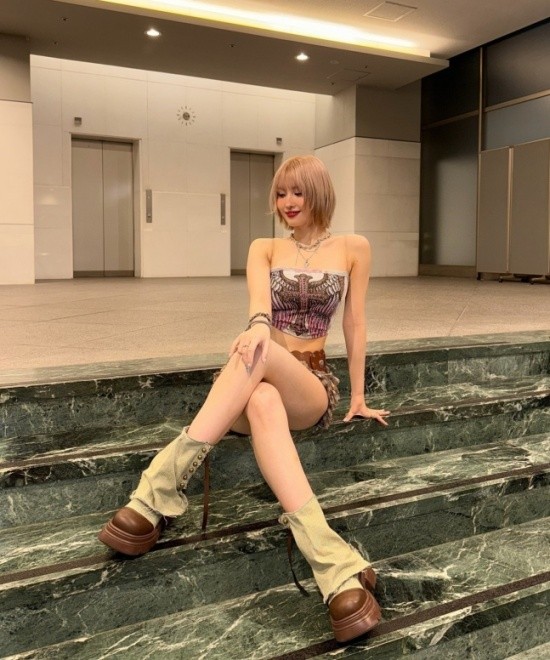 Momo of TWICE Stuns with Glamorous Sexiness | DIPE.CO.KR