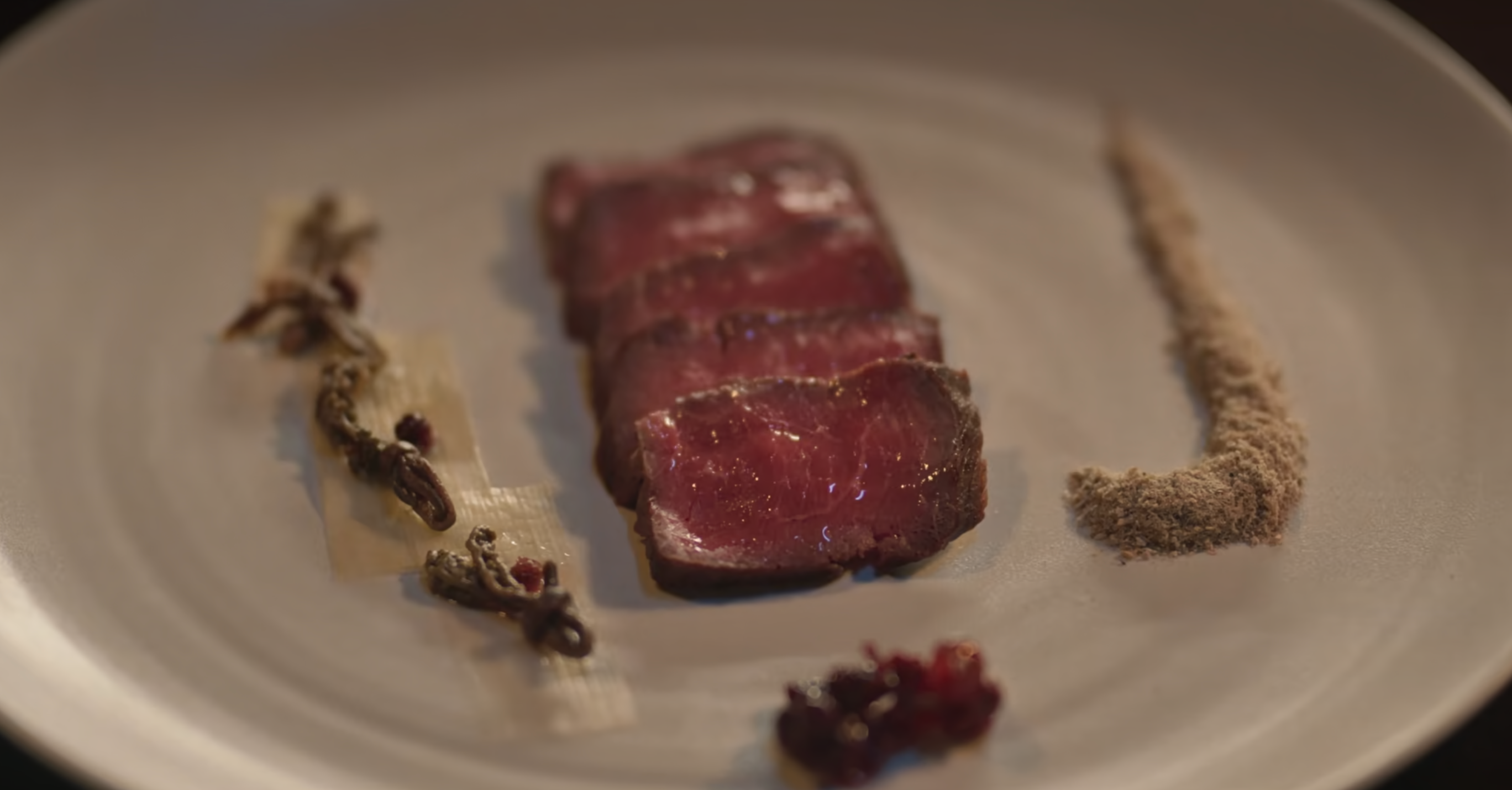 Steak sous vide com cebolinha grelhada e conserva de omija