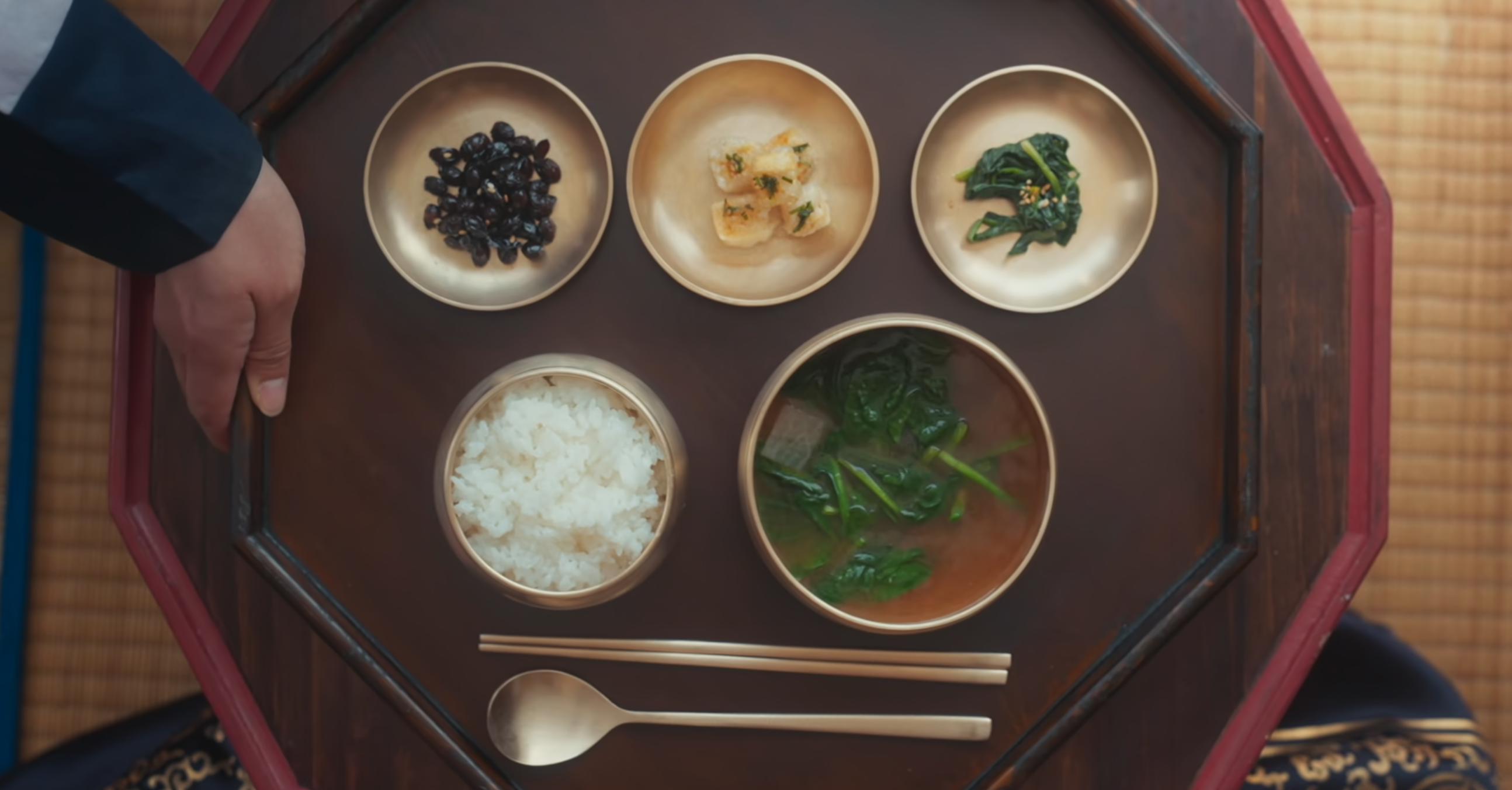 Doenjang-guk de jaecheop servida fumegante em tigela tradicional