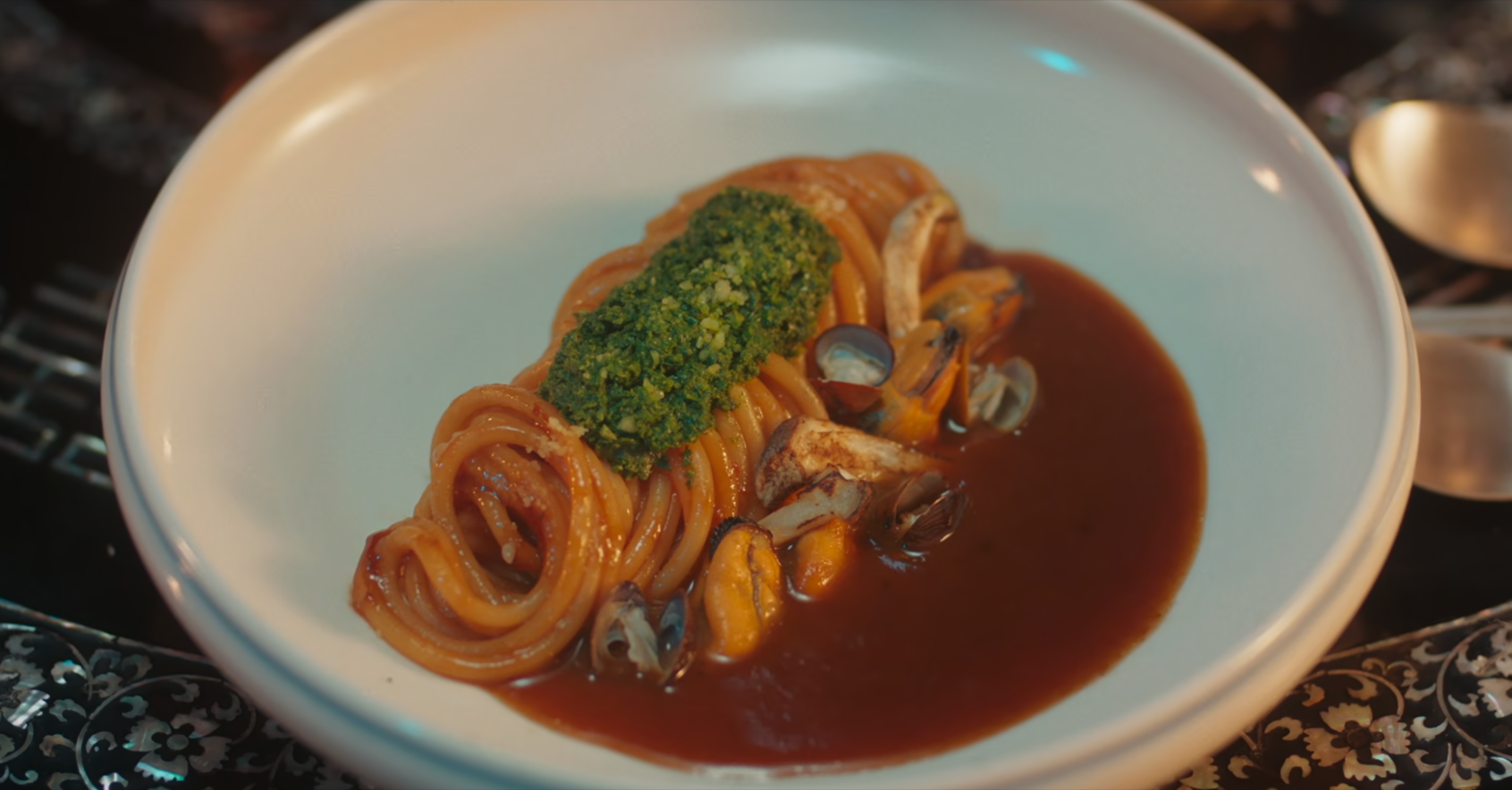 Pasta de doenjang servida em tigela rústica