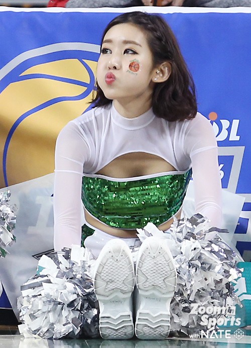 강명호ㅣ선수와 치어리더 사이, '우연한 스킨십!' | 디스패치 | 뉴스는 팩트다!