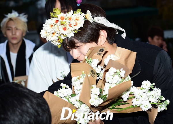 꽃을든남자 이미지
