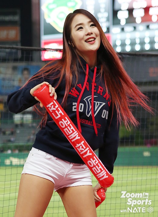 강명호ㅣ'미녀의 조건' 이소연..."오똑한 콧날과 보조개!" | 디스패치 | 뉴스는 팩트다!