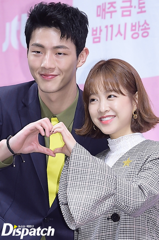 작은 손, 귀엽고 설렌다…★, 손 크기 차이 8 | 디스패치 | 뉴스는 팩트다! 작은 손, 귀엽고 설렌다…★, 손 크기 차이 8