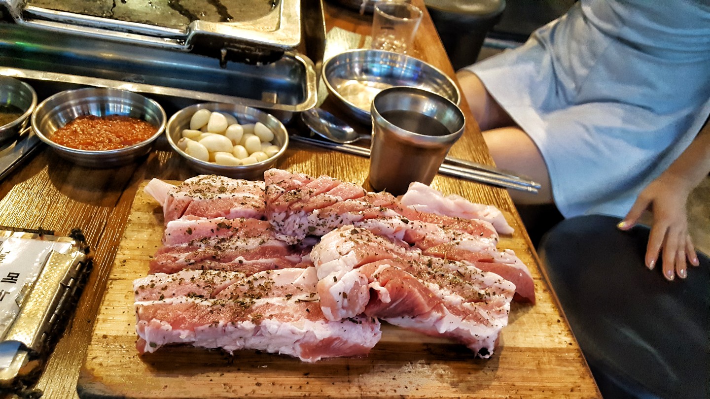 그냥 삼겹살이 아니다~ 칼 맞은 삼겹살이다!...강남역 칼맞은삼겹살 | 디스패치 | 뉴스는 팩트다! 그냥 삼겹살이 아니다~ 칼 맞은 삼겹살이다!..... 