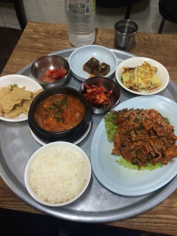 “부대찌개는 덤”… 1인분에 4000원인 대학가 음식점 | 디스패치 | 뉴스는 팩트다! “부대찌개는 덤”… 1인분에 4000원인 대학가 음식점