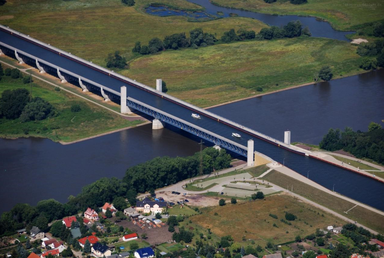 Дорога пересекает реку. Река над рекой Магдебургский Водный мост. Магдебургский мост-акведук. Магдебургский Водный мост в Германии. Магдебургский Водный мост музей.