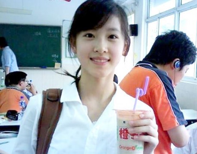 밀크티를 손에 들고 교복을 입은 채 교실에서 찍은 사진 한장으로 일약 인터넷 스타가 된 장쩌톈.