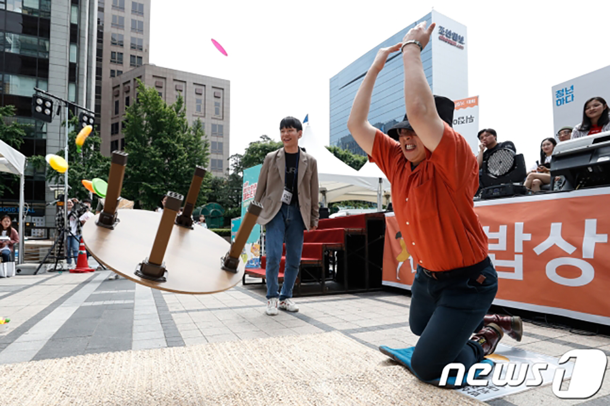 화제라는 오늘자 '밥상 뒤집기 대회'.Jpg (사진 3장) | 디스패치 | 뉴스는 팩트다!