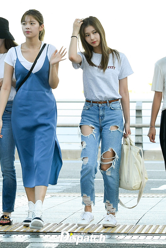 Twice Sana Momo S Airport Fashion Style Was Jeans Korea Dispatch